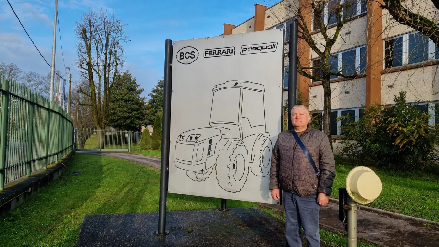 Tóth Zoltán a Ferrari gyár bejáratánál