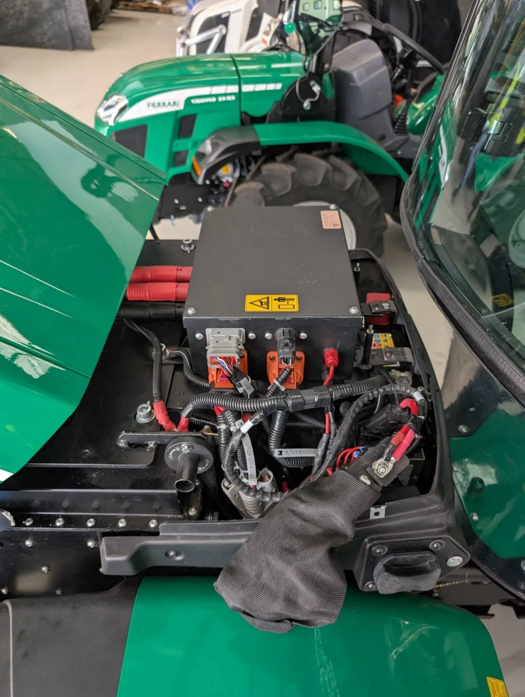 Ferrari Cromo 35 RS elektromos hajtásának nagyfeszültségű egysége felnyitott motorháztető alatt