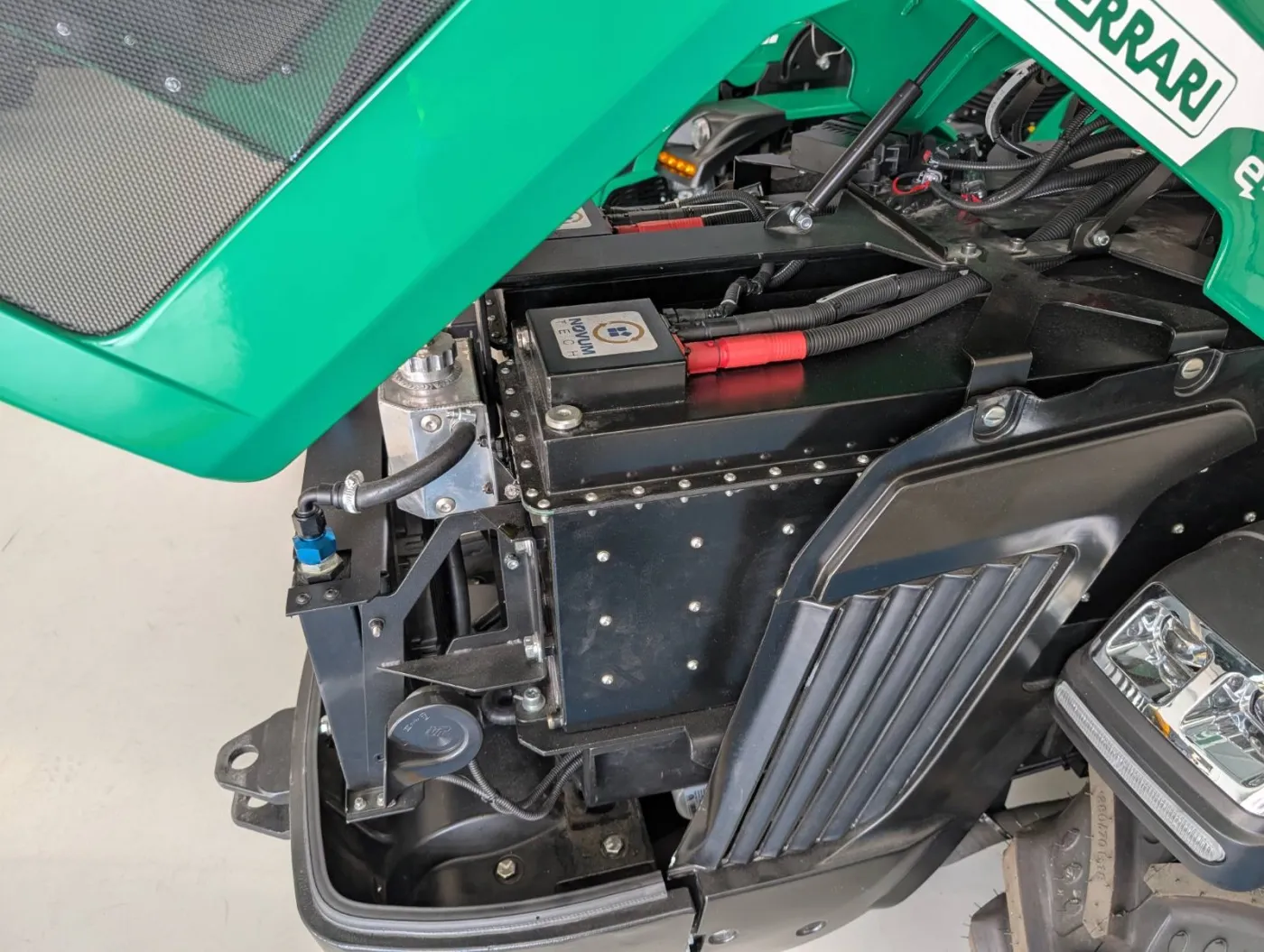 Az elektromos traktor akkumulátoregysége és hűtése közelről