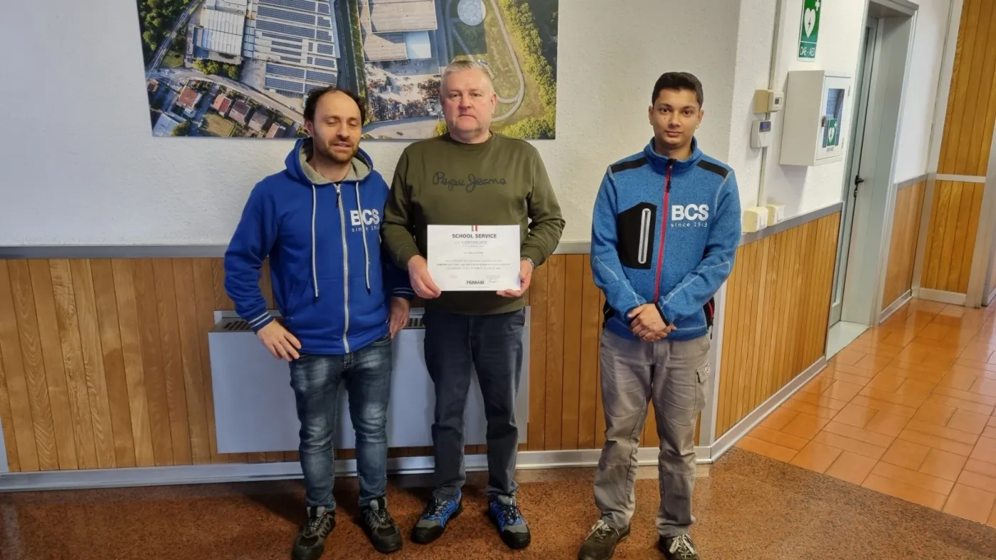 Tóth Zoltán a Ferrari School Service tanúsítvánnyal a gyári oktatók társaságában