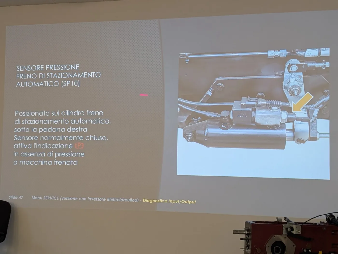 Oktatási dia az automata rögzítőfék nyomásérzékelőjéről