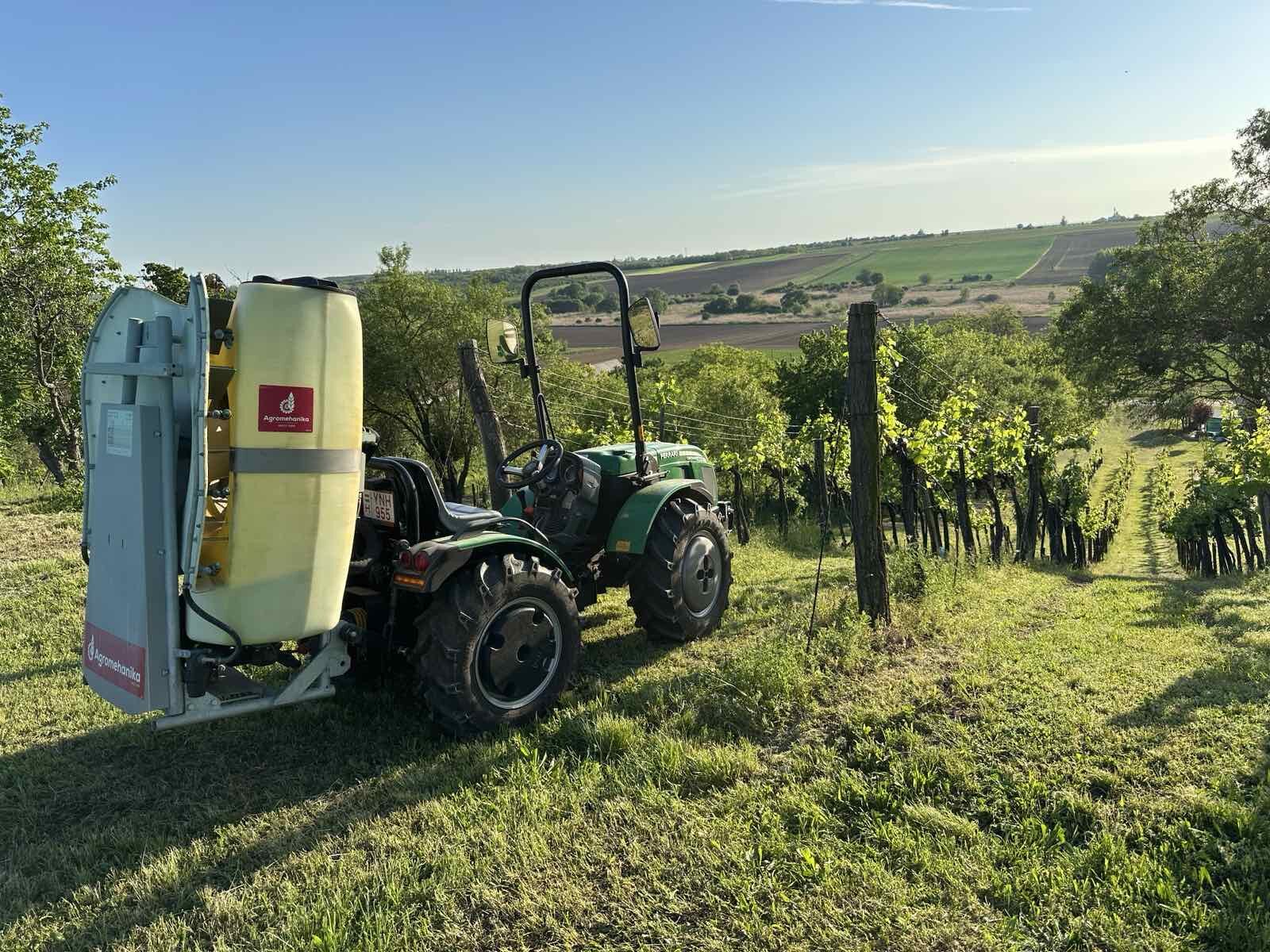 Ferrari traktor permetezővel a szőlőben