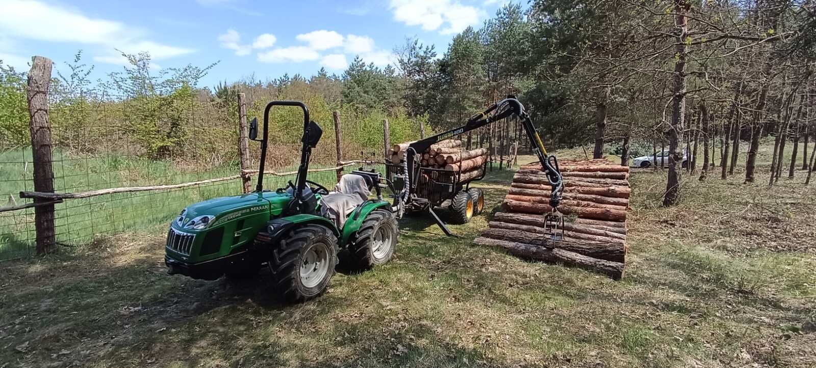 Ferrari Cromo traktor rönkszállító pótkocsival az erdőben