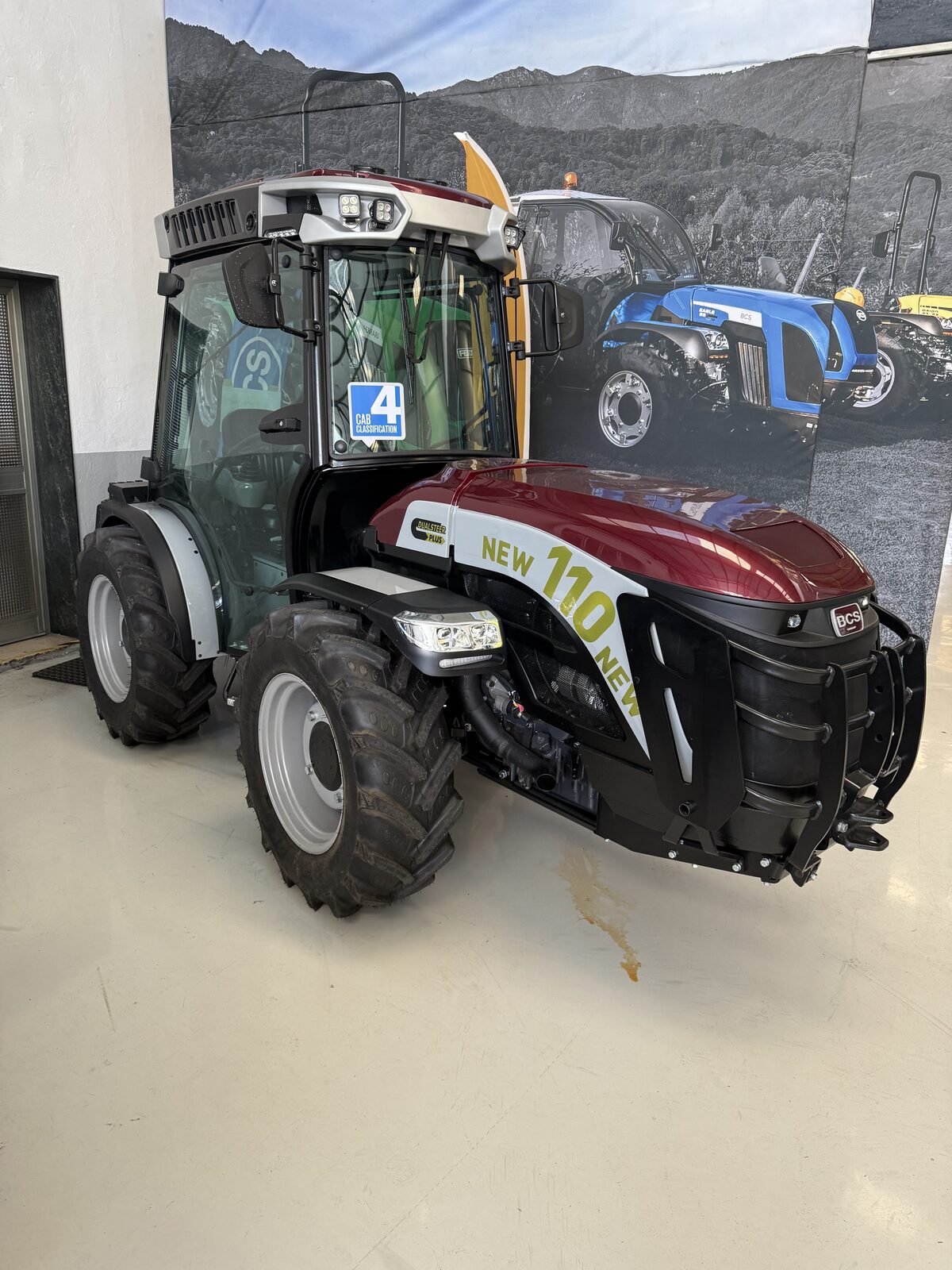 BCS kabinos traktor a bemutatóteremben