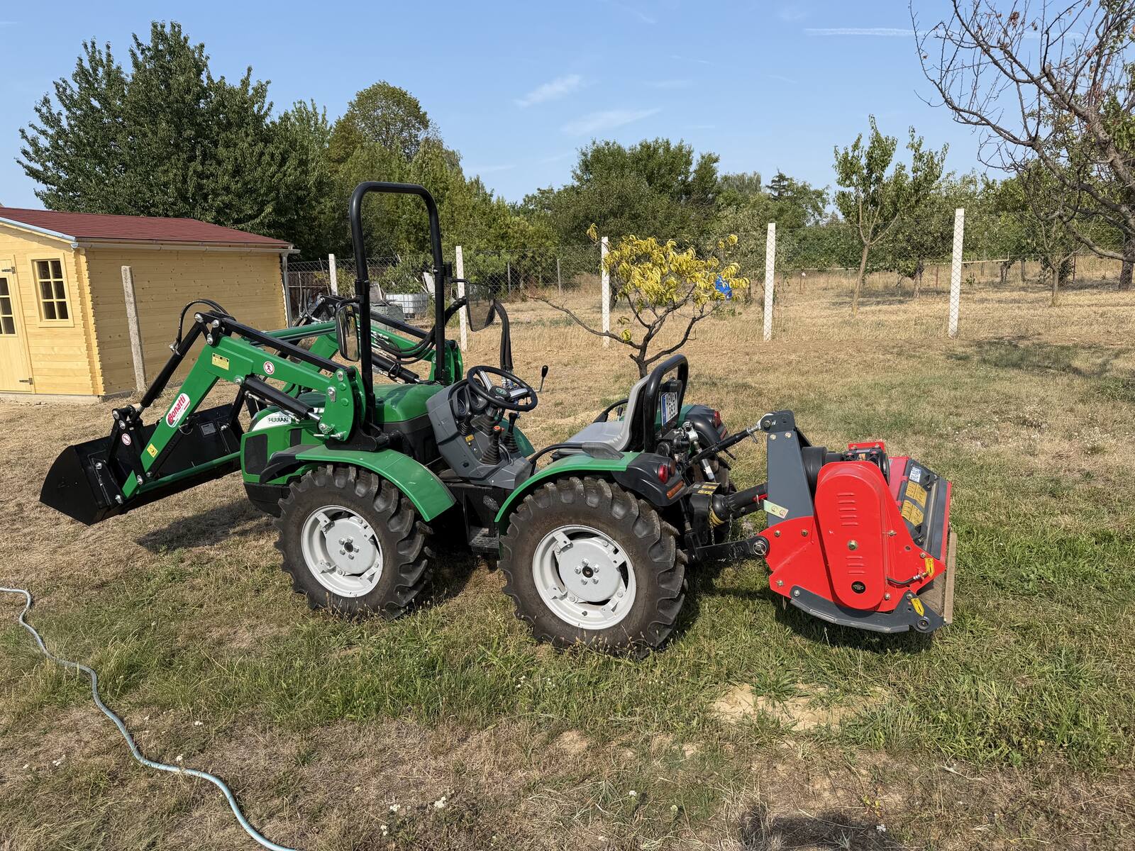 Ferrari traktor Bonatti homlokrakodóval és szárzúzóval